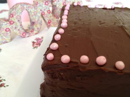 tarta de vainilla bizcocho genovés recetas fáciles y rápidas de postres recetas delikatissen fotografía decoración estilismo de postres decoración de tartas sencilla cobertura de chocolate receta fácil blog de repostería fácil y rápida 