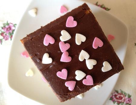 tarta de vainilla bizcocho genovés recetas fáciles y rápidas de postres recetas delikatissen fotografía decoración estilismo de postres decoración de tartas sencilla cobertura de chocolate receta fácil blog de repostería fácil y rápida 