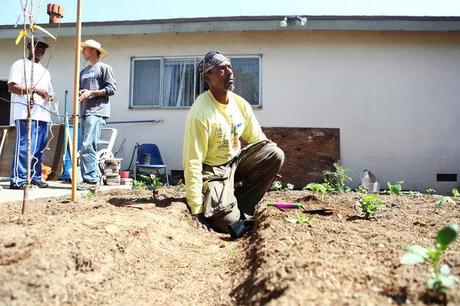 Cultivar tus propios alimentos es como imprimir tu propio dinero, Ron Finley
