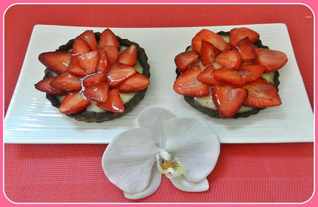 Tartaletas de sablée de chocolate con pudding de vainilla y fresas
