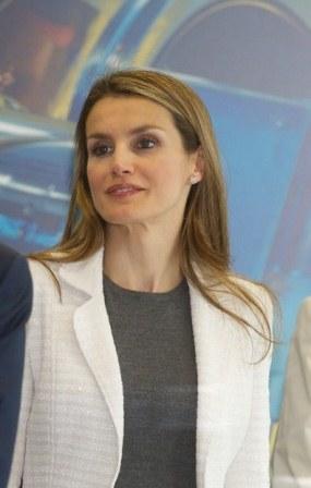 Dña. Letizia, jersey de punto también en su visita a Cinfa, Navarra