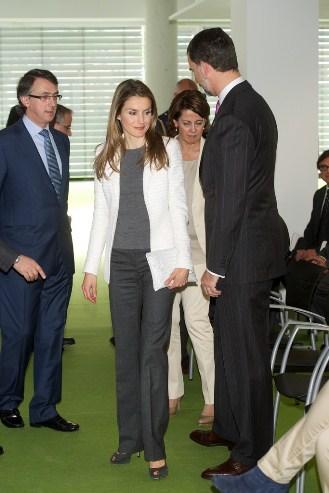 Dña. Letizia, jersey de punto también en su visita a Cinfa, Navarra