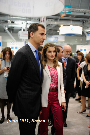 Dña. Letizia, jersey de punto también en su visita a Cinfa, Navarra