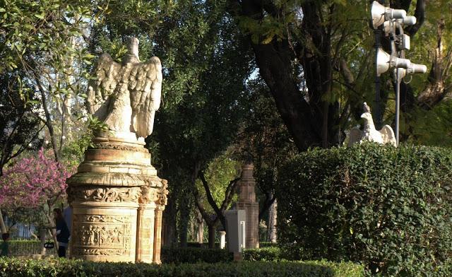 Las águilas del Pabellón Real.