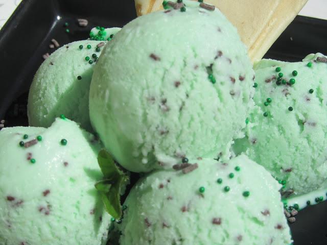 Helado de menta y chocolate