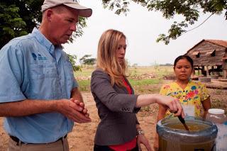 Chelsea Clinton entregó en Myanmar el 6 mil millonésimo litro del programa de Agua Limpia de Procter & Gamble