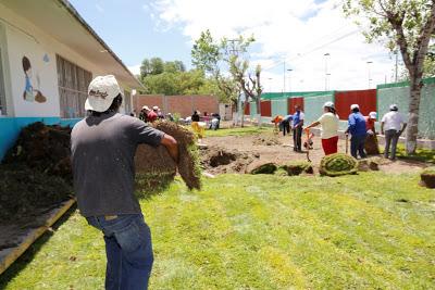 Pintan dos escuelas públicas en Pachuca más de 500 voluntarios y clientes de Bodega Aurrera