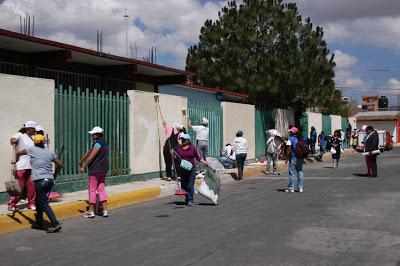 Pintan dos escuelas públicas en Pachuca más de 500 voluntarios y clientes de Bodega Aurrera