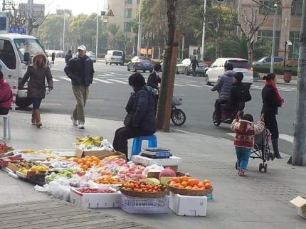 una familia vendiendo fruta en la calle