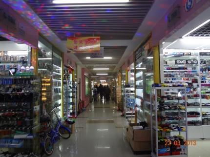 Uno de las decenas de pasillos con tiendas