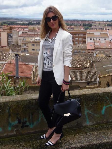 UN LOOK 10, CON UNA CAMISETA BÁSICA