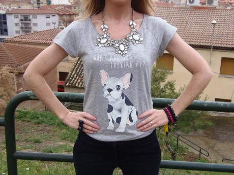 UN LOOK 10, CON UNA CAMISETA BÁSICA