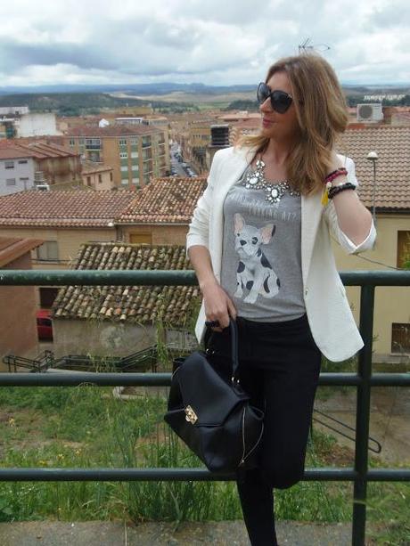 UN LOOK 10, CON UNA CAMISETA BÁSICA