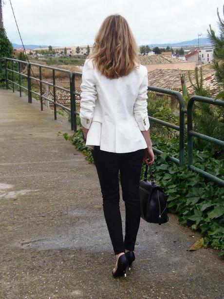 UN LOOK 10, CON UNA CAMISETA BÁSICA