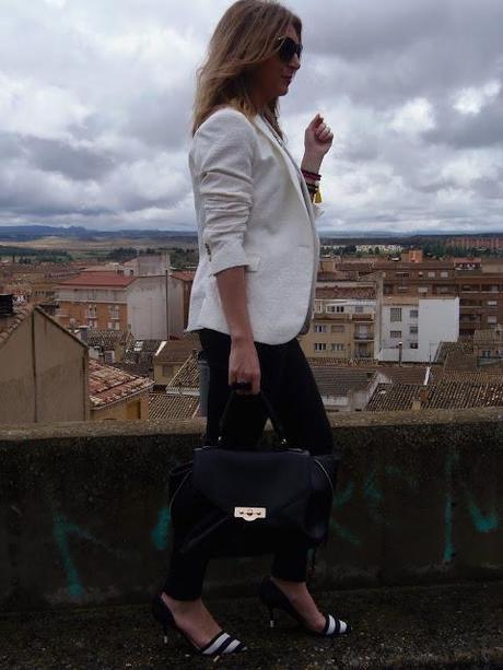 UN LOOK 10, CON UNA CAMISETA BÁSICA