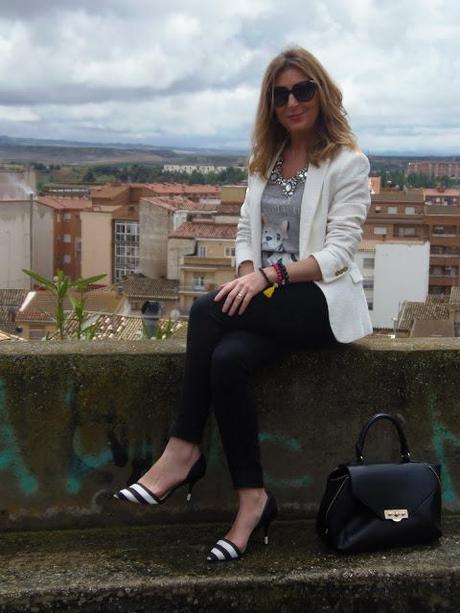 UN LOOK 10, CON UNA CAMISETA BÁSICA