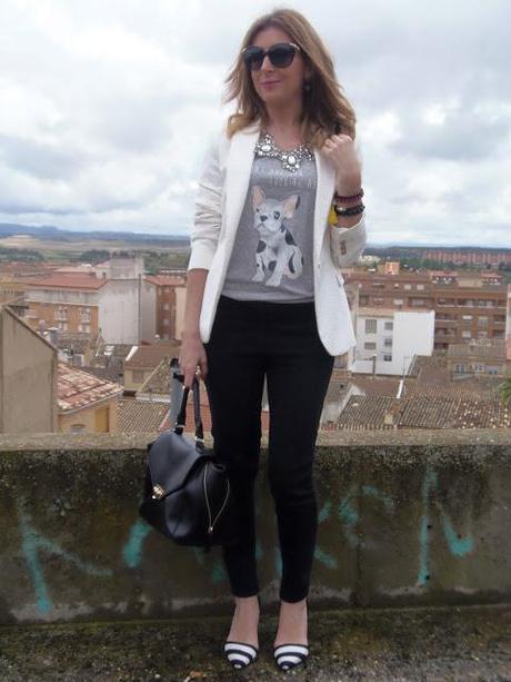 UN LOOK 10, CON UNA CAMISETA BÁSICA