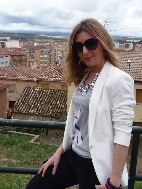 UN LOOK 10, CON UNA CAMISETA BÁSICA