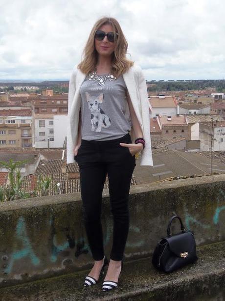 UN LOOK 10, CON UNA CAMISETA BÁSICA