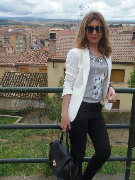 UN LOOK 10, CON UNA CAMISETA BÁSICA