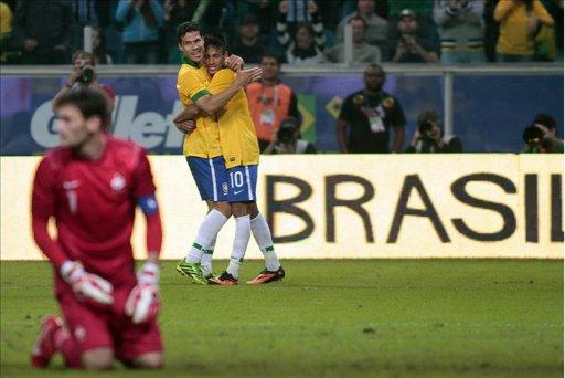 Oscar dice que Brasil llega tranquilo a la Copa Confederaciones tras vencer a Francia