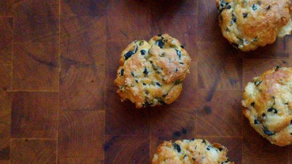 pastelitos de queso de cabra con aceitunas