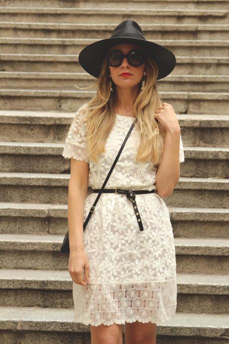 MY SHOWROOM, sheinside, crochet dress, white dress, vestido de encaje, sombrero negro, sandalias, zara, pendientes de piñas, gafas redondas, prada, 