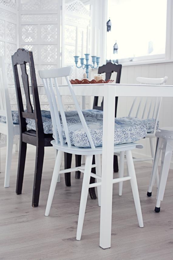 UN COMEDOR NORDICO CON DETALLES ETNICOS