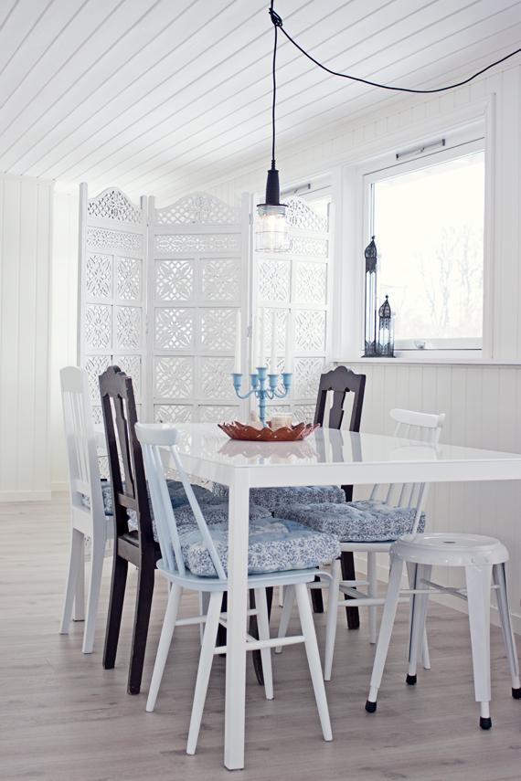 UN COMEDOR NORDICO CON DETALLES ETNICOS