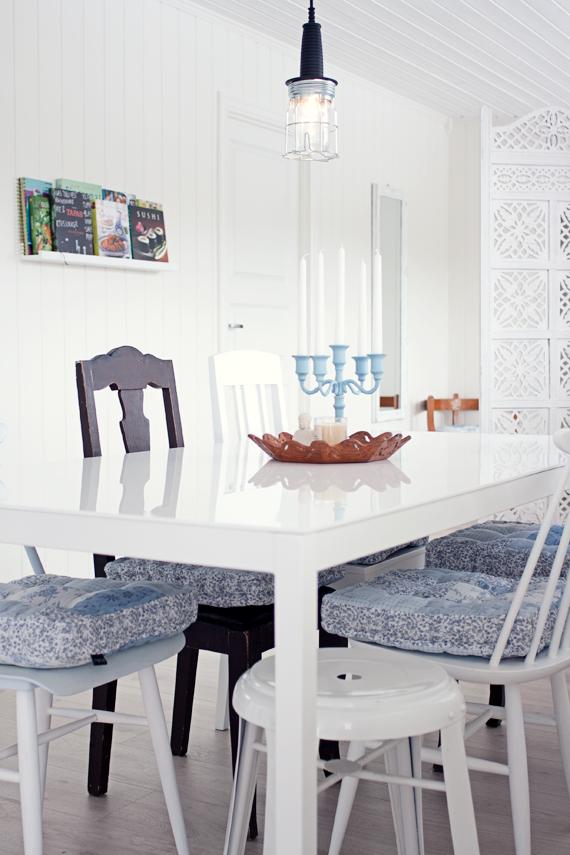 UN COMEDOR NORDICO CON DETALLES ETNICOS