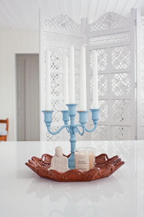 UN COMEDOR NORDICO CON DETALLES ETNICOS