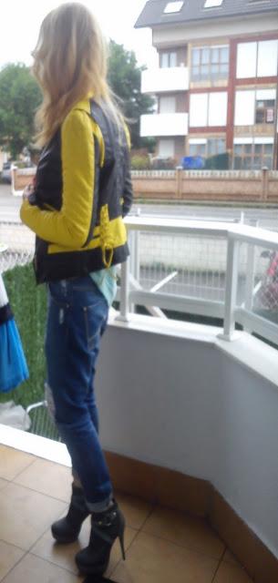 CASUAL GREEN AND YELLOW