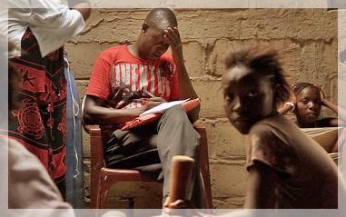 El senegalés Dia, tratando de entender la carta que le prohíbe regresar a Suiza, donde quedaron sus hijos.