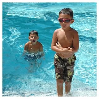 niños en la piscina , childs pool