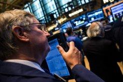 Un corredor de la Bolsa estadounidense durante las operaciones matutinas, este 11 de junio de 2013.