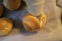 Profiteroles con Nata y Sirope de Chocolate