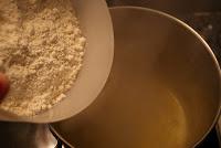 Profiteroles con Nata y Sirope de Chocolate