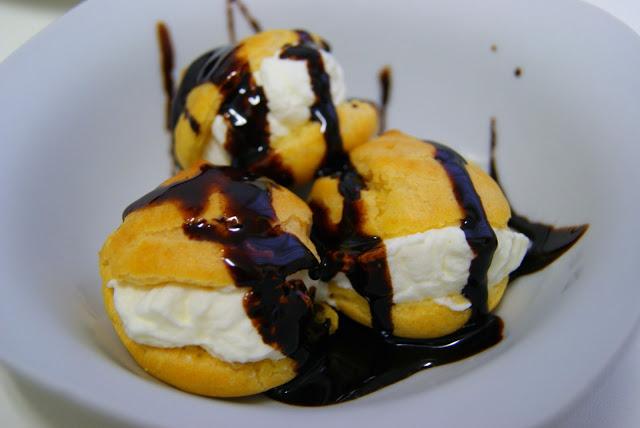 Profiteroles con Nata y Sirope de Chocolate