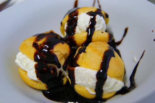 Profiteroles con Nata y Sirope de Chocolate