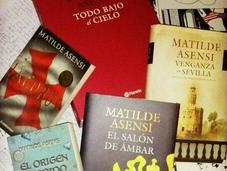 Matilde Asensi tiene cumpleaños regalo