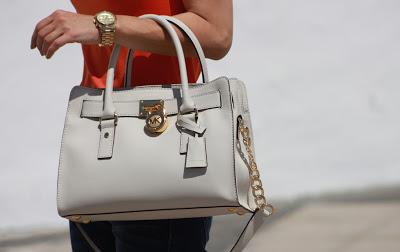 Y TRAS LOS ZAPATOS BLANCOS LLEGAN LOS BOLSOS BLANCOS??.-