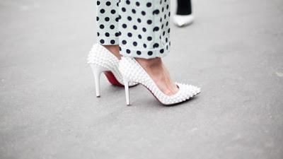 Y TRAS LOS ZAPATOS BLANCOS LLEGAN LOS BOLSOS BLANCOS??.-