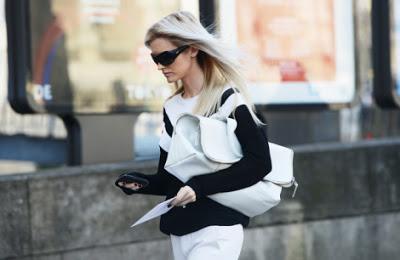 Y TRAS LOS ZAPATOS BLANCOS LLEGAN LOS BOLSOS BLANCOS??.-