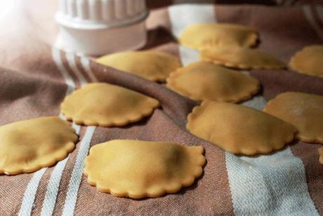 Agnolotti de cebolla caramelizada y manzana en salsa de queso azul [para el #díadelapastafrescarellena]