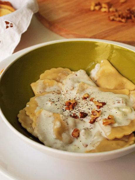 Agnolotti de cebolla caramelizada y manzana en salsa de queso azul [para el #díadelapastafrescarellena]