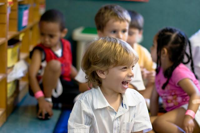 niños riendo. childs happy