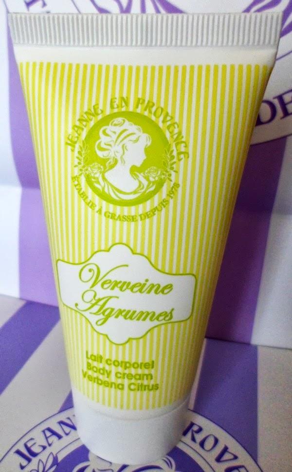 Probando lo nuevo de Jeanne en Provence, su línea Verbena Cítricos