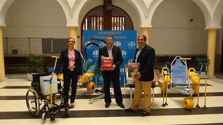 El Ayuntamiento de Rincón (Málaga) incorpora material para que discapacitados accedan al baño en la playa Material adaptado discapacitado Rincón playa