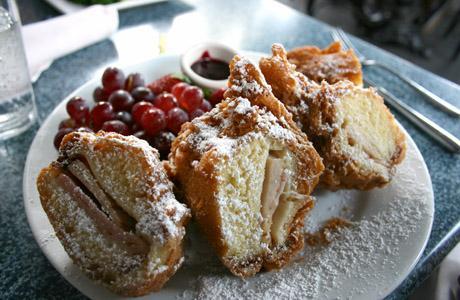 Sándwich Montecristo, Disneyland Resort