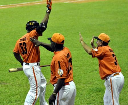 Jonrón de Ariel Borrero